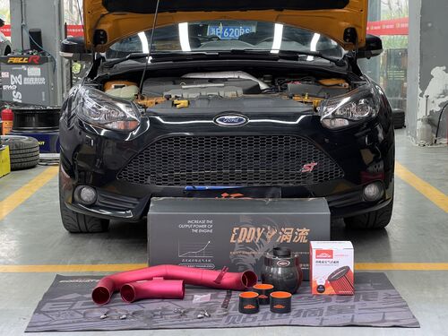 último caso de la compañía sobre 2014 Ford Focus ST 2.0T actualiza el kit de admisión atómica de fibra de carbono